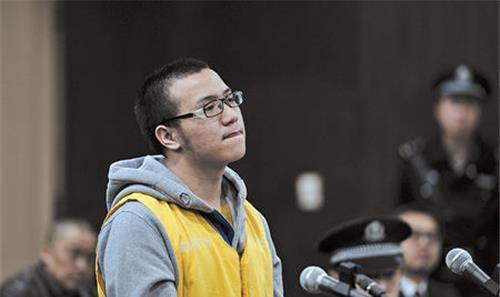 奥运火炬手,汶川地震放弃逃生救下7人的15岁英雄,如今被判12年_雷楚年