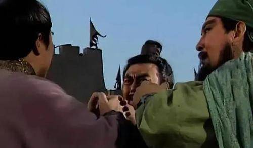 拜关公也有讲究?黑帮拜红袍,警察拜绿袍,谁要拜金袍关公?