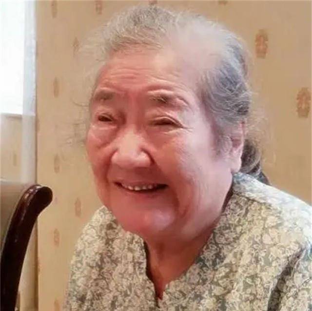 妻子瘫痪,水均益另娶他人,获女儿支持,同时照顾残疾大哥近20年_王君