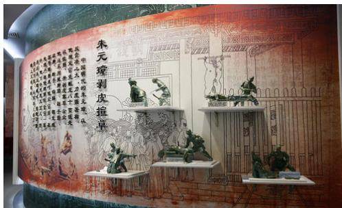 在官府的公座旁,各悬一个剥皮实草之袋,使官吏们个个看了触目惊心,以