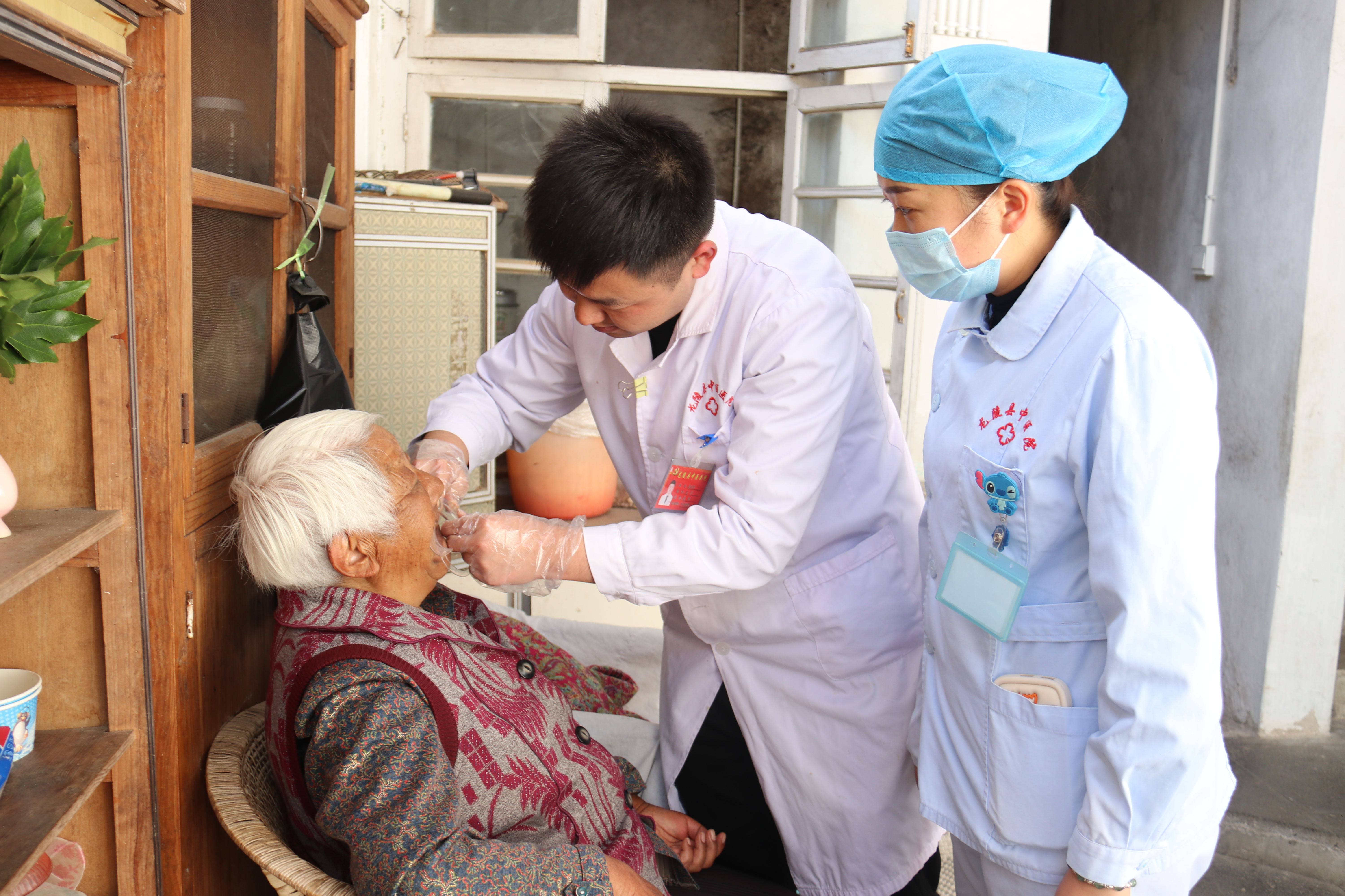 龙陵县中医医院口腔科医护人员上门服务 为84岁老人解决义齿难题_患者