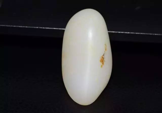 一般和田玉的密度越细,它显现的色谱越正,而白玉除羊脂外的细腻籽料