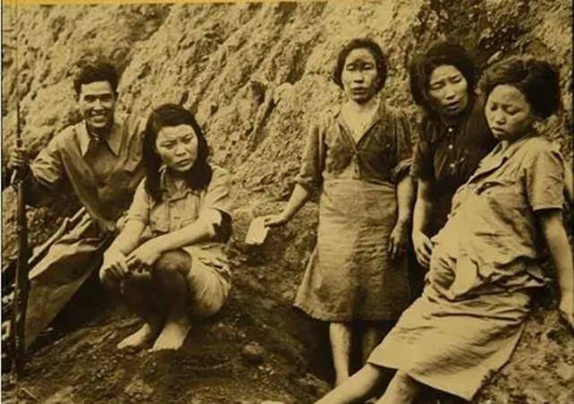 但是这些远远不够,因此,日军开始抢夺中国妇女送进军营之中.