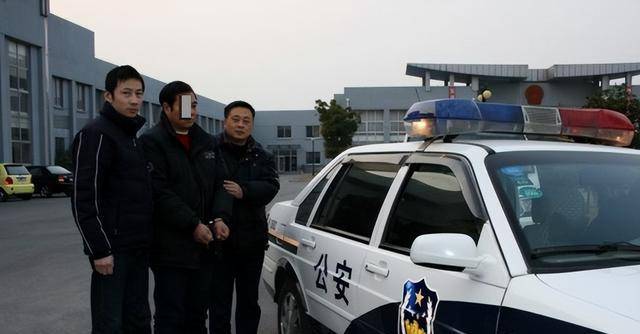 他们草草将刘网年的尸体在附近挖个坑埋了,何硬安的尸体被他的老乡带