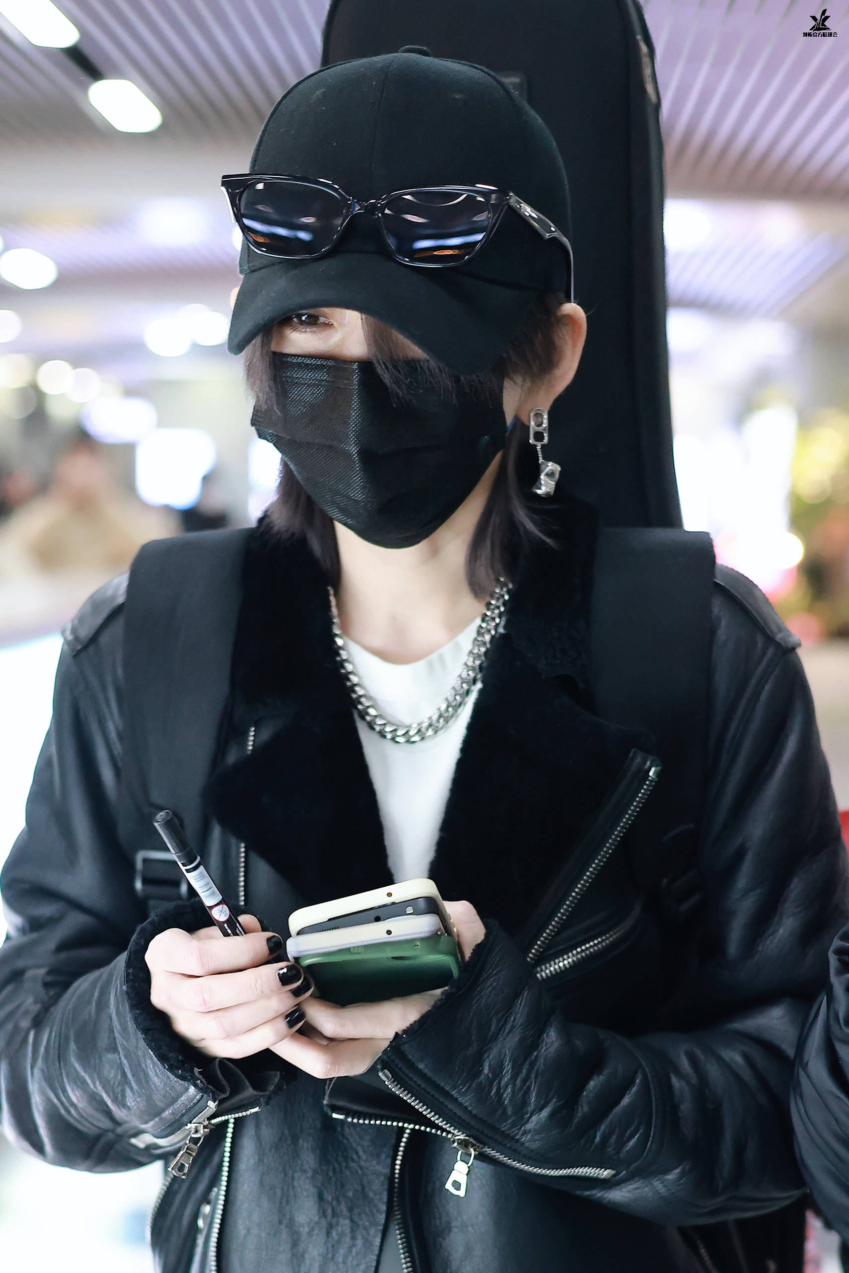 43岁柳岩藏起事业线,35岁辣妈苗苗露细腰,浪姐上班