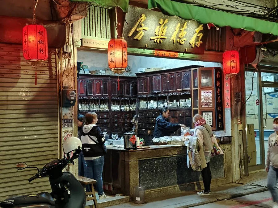 金门人气文青风小吃店,高粱肉燥饭,一条根鸡汤品尝满满在地风味!