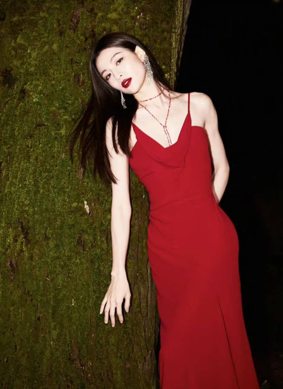 钟楚曦红裙妖艳,戚薇粉系少女,刘亦菲王一博压轴登场_品牌_造型_杨幂