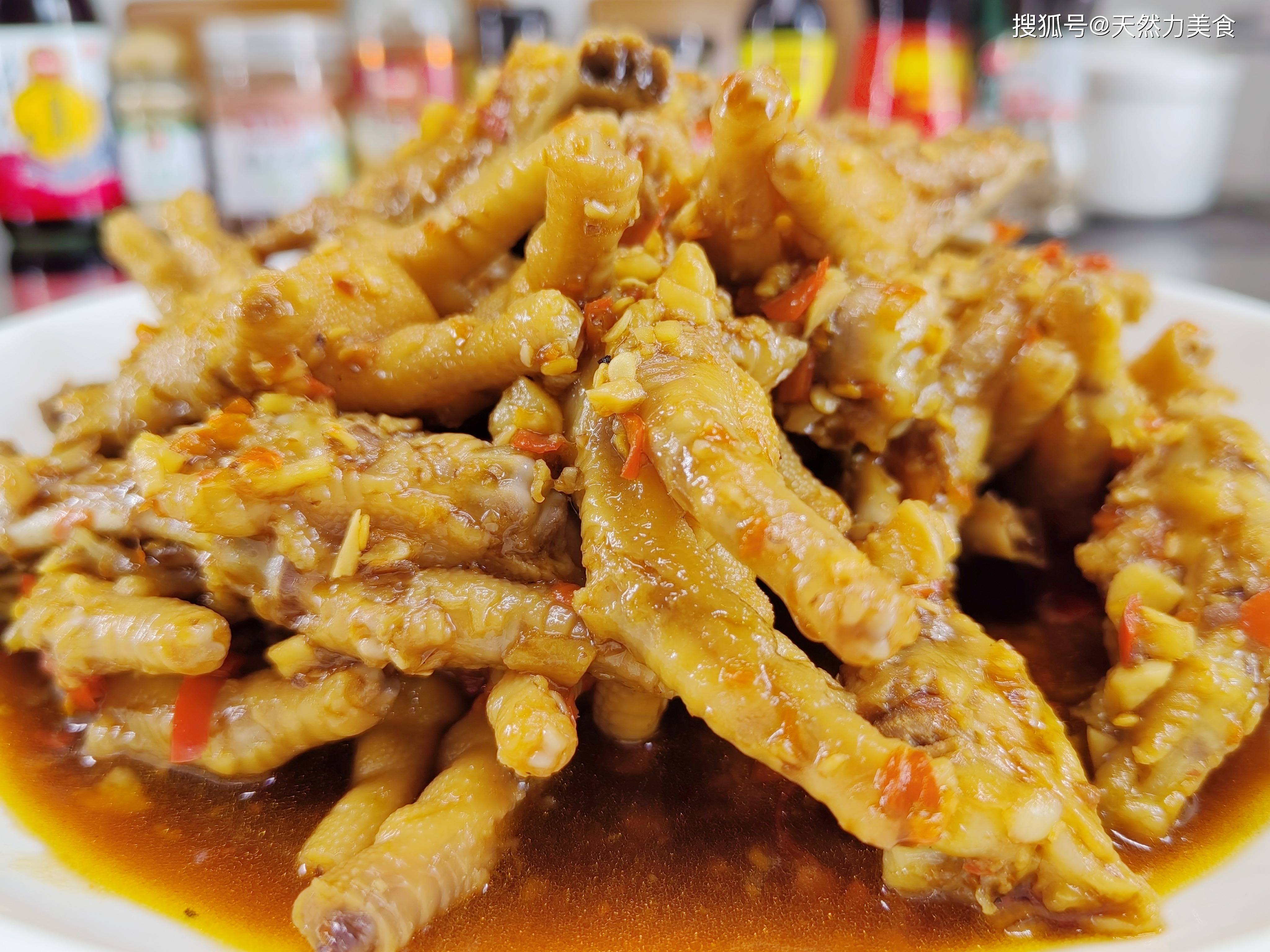 红烧鸡爪要好吃很简单,轻松就让鸡爪无腥味,软烂入味,太好吃了