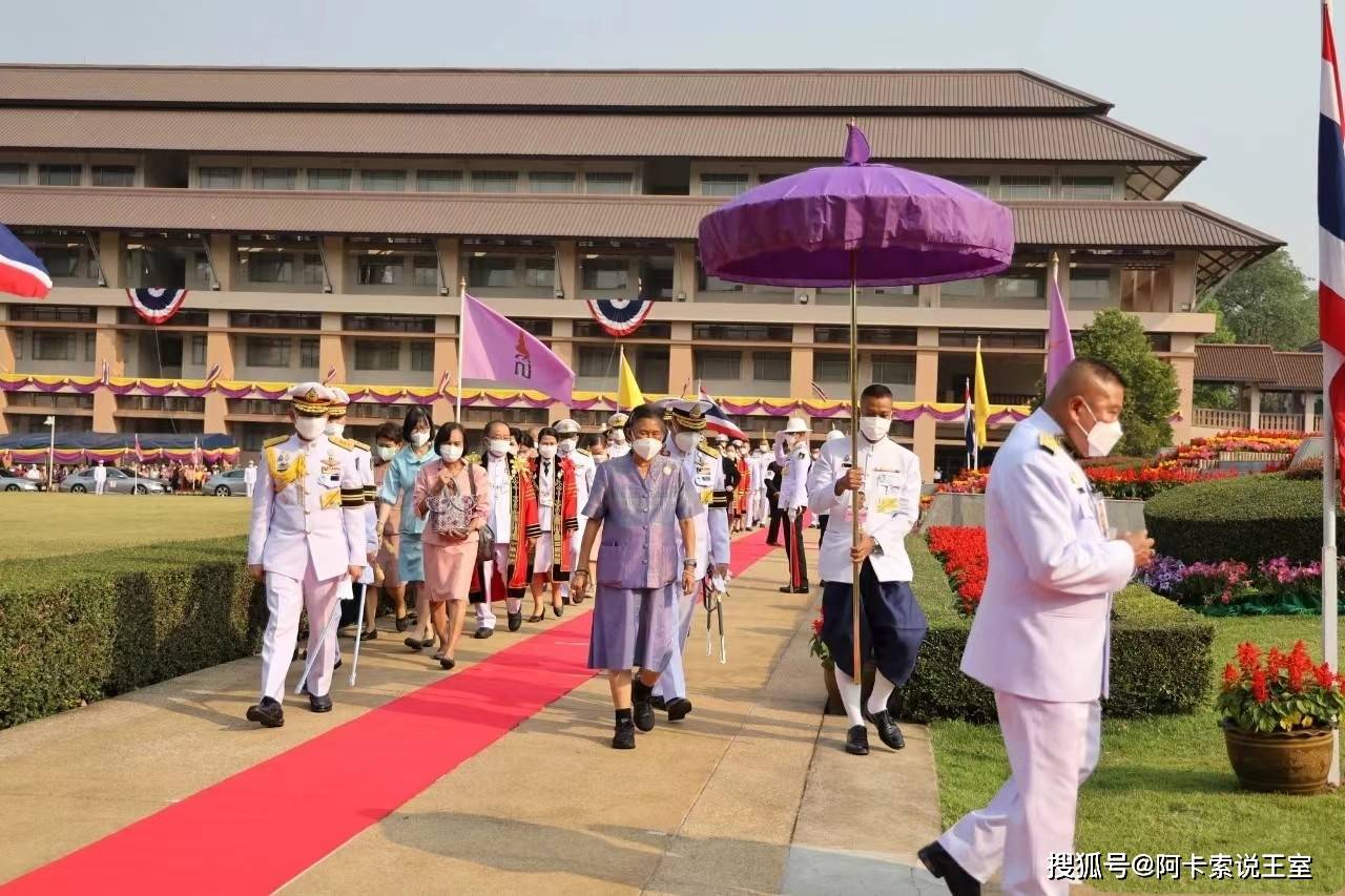 原创泰国诗琳通公主访问皇太后大学为学子颁发学位证书代表王室参与