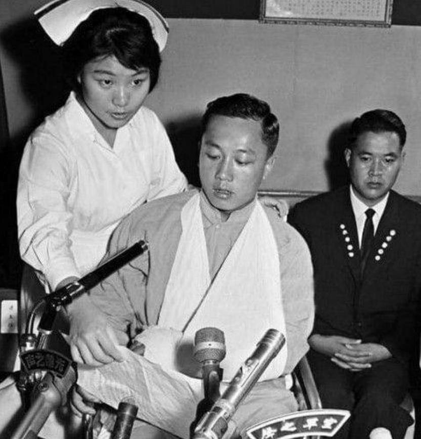 李才旺(前)李显斌(后)到了台湾省那边后,李显斌身上的毛病得到了