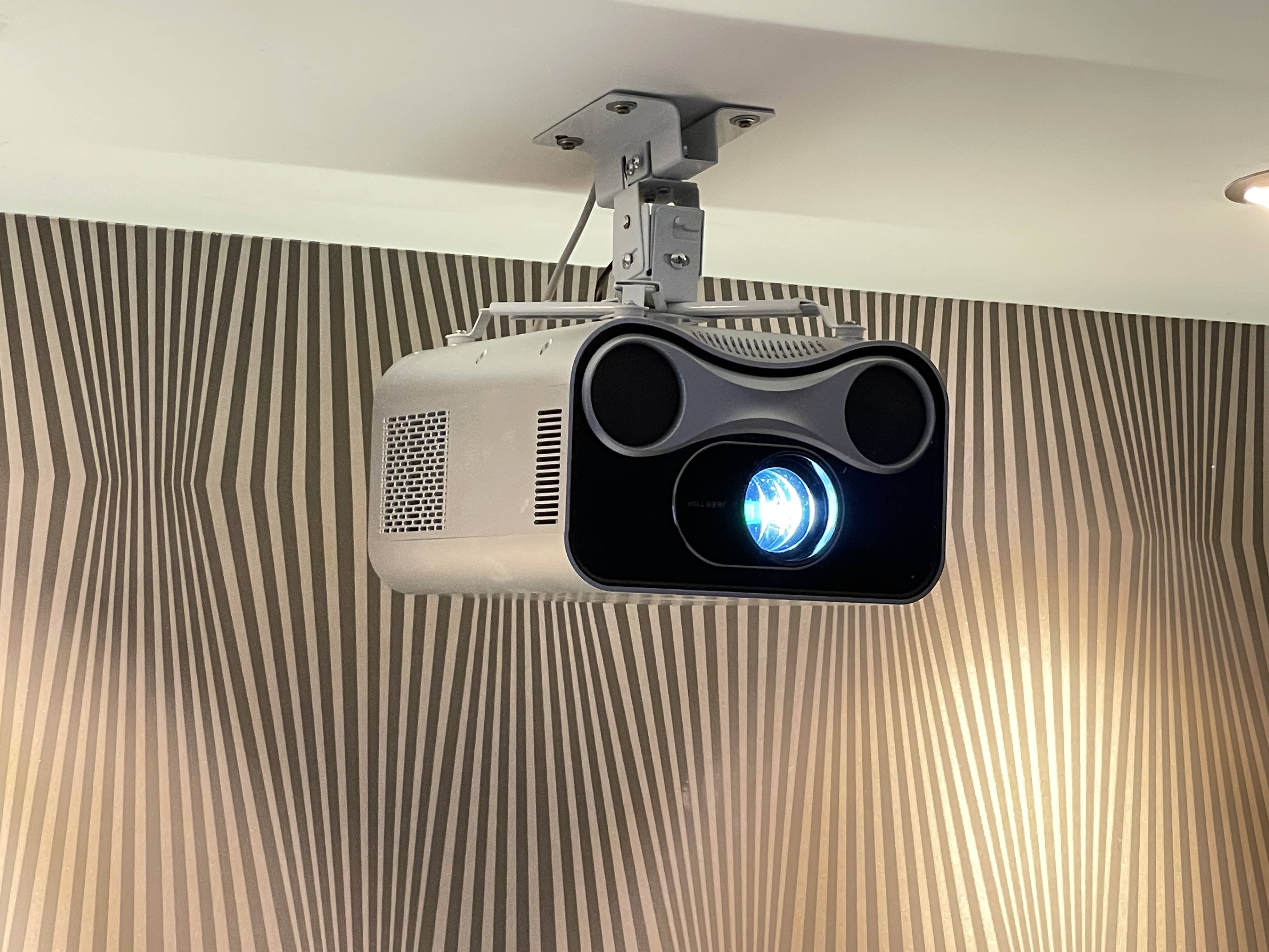 投影仪亮度怎么选才合适?白天观看要多少流明?_尼特_环境_房间