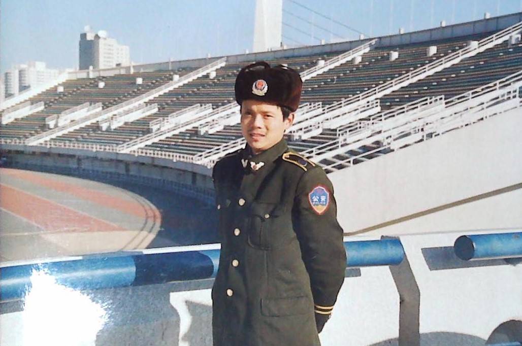 图为邯郸东站派出所民警田志军年轻时候警服照片.