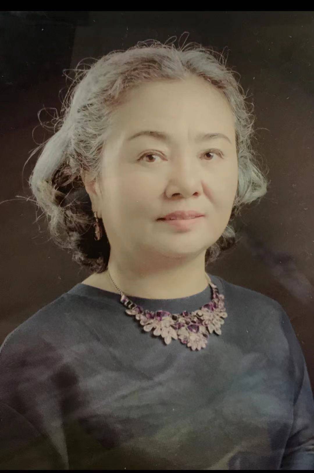 石岩,号静赏斋,黑龙江省哈尔滨人.