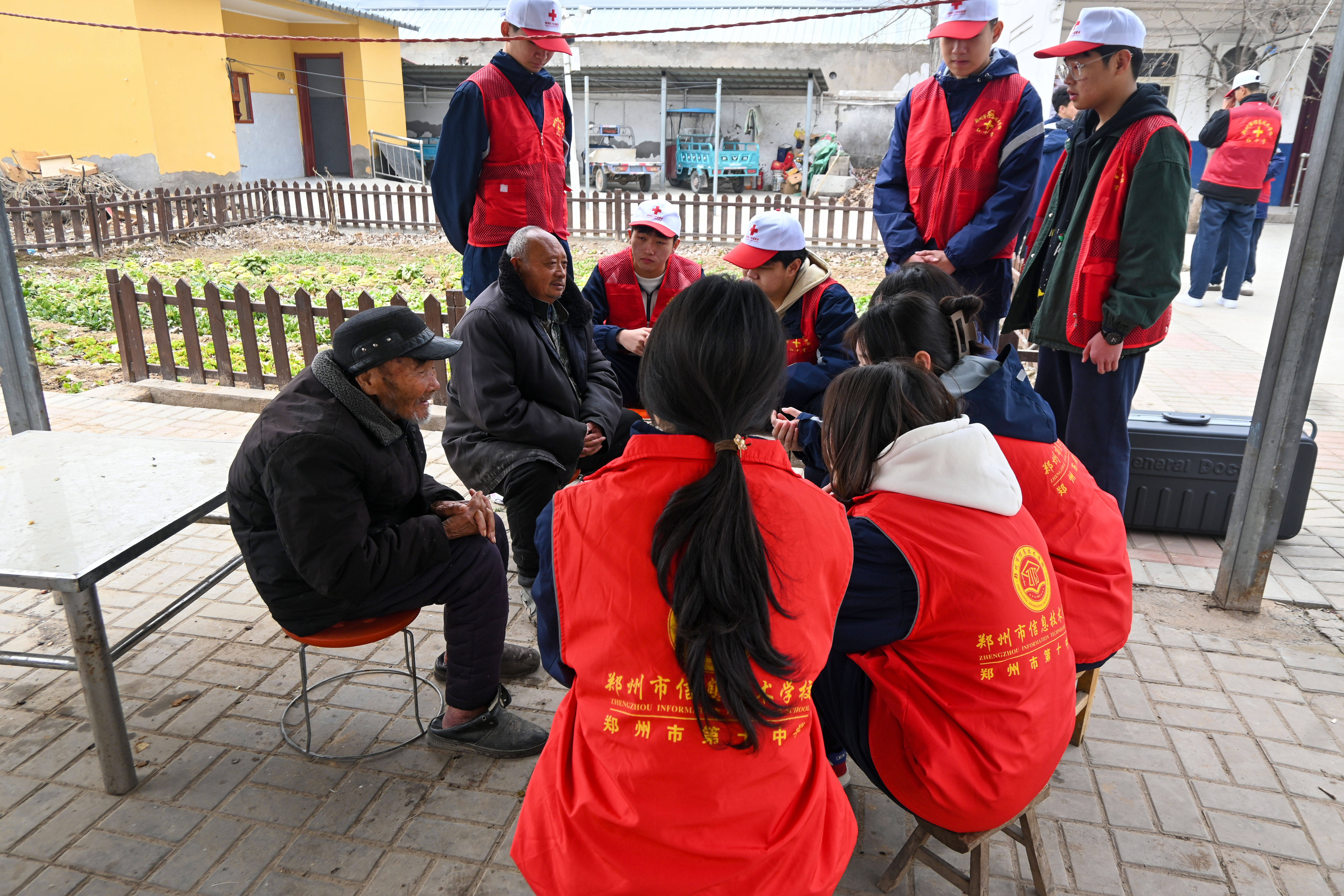 学生养老院服务照片图片