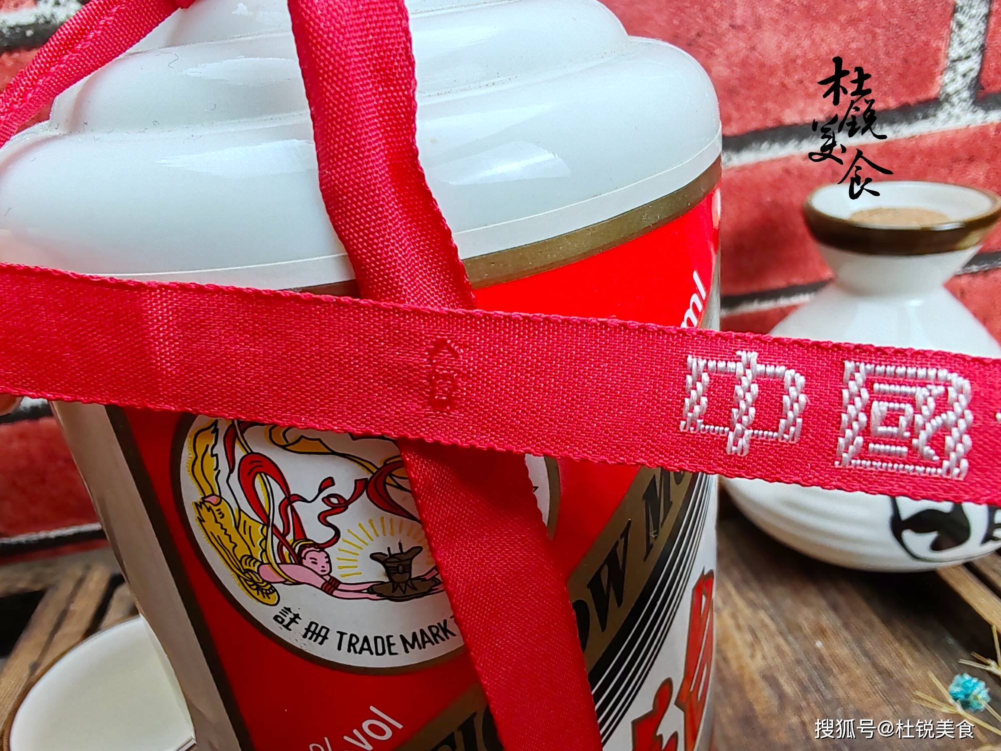 原创没想到茅台酒的红飘带用处这么多除了装饰还能防伪开眼界了