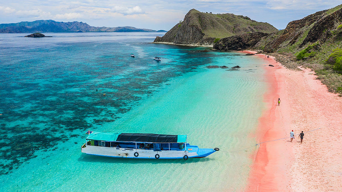 原创印尼科莫多粉红沙滩共有三处之多这里粉砂并不全是红珊瑚形成