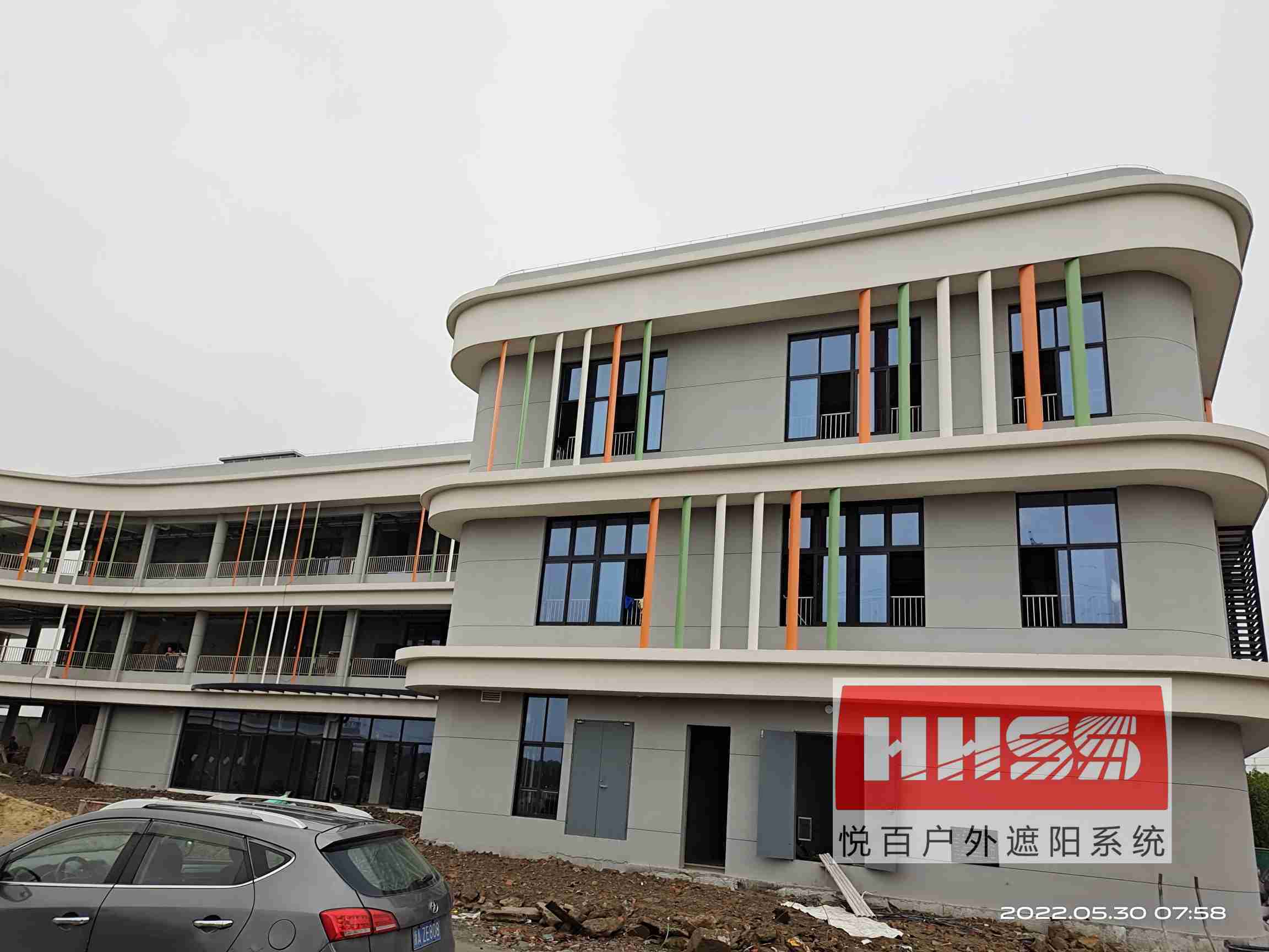 彩色梭形遮阳板百叶的装饰效果