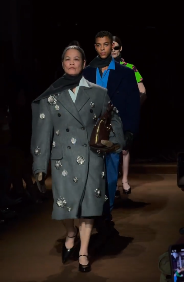 71岁上海退休医生覃阿姨巴黎走秀台风不输李雯