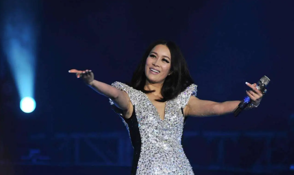 原创57岁那英晒近照尽显老态与好友聚餐猛灌了两瓶茅台三瓶红酒