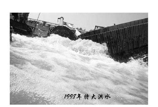 这场特大洪水,起因是1998年6月中旬,洞庭湖和潘阳湖连续降暴雨,致使