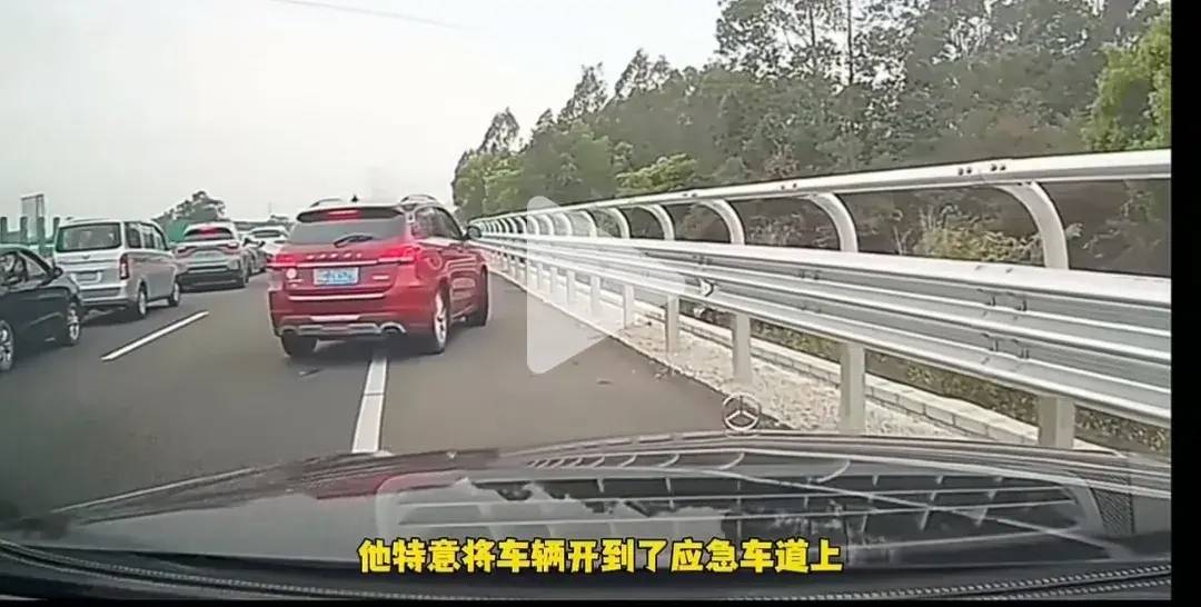 冤过窦娥,奔驰车主开车进应急车道给救护车让道被交警拍照处罚_搜狐