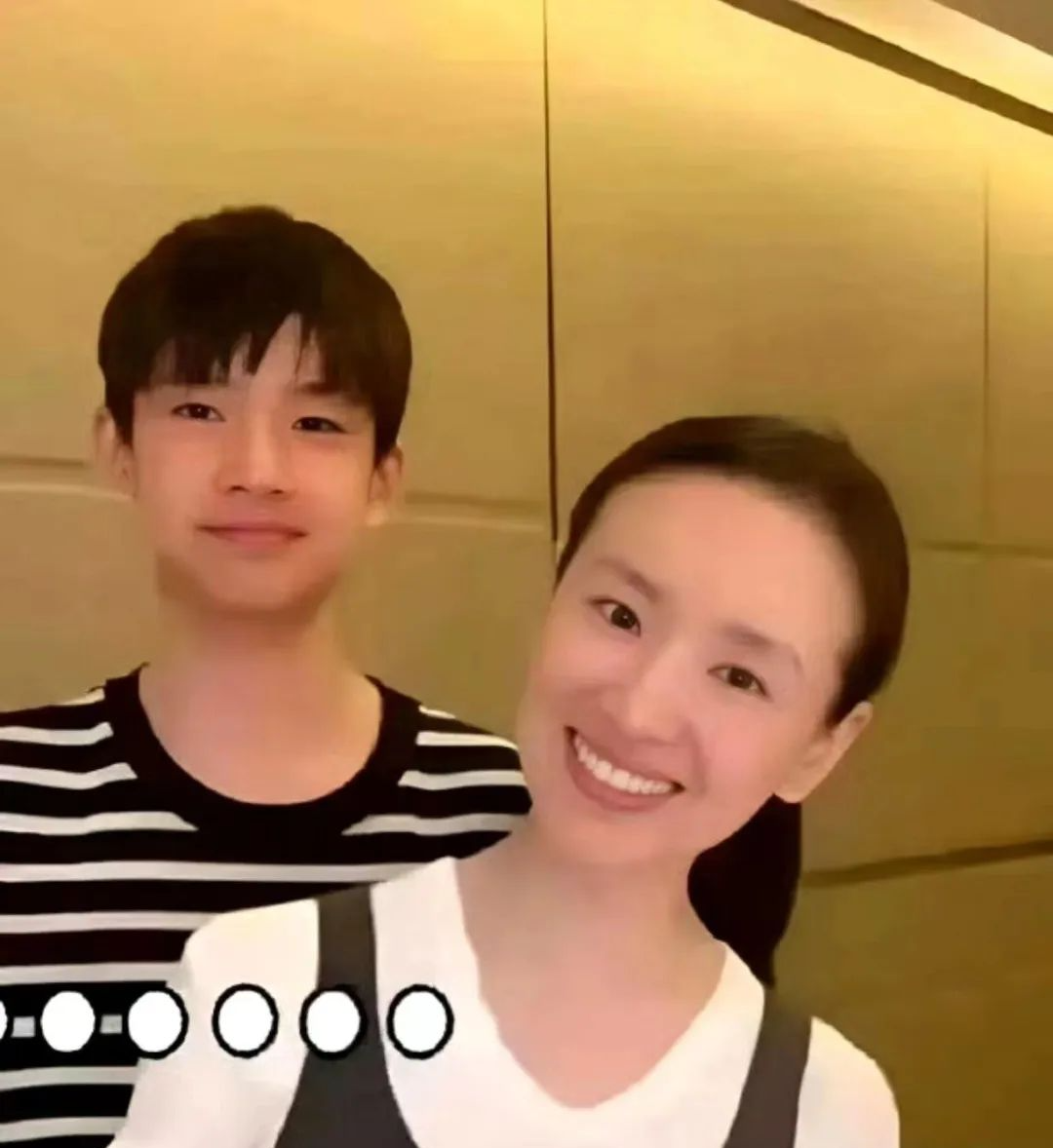 原创董洁14岁儿子比妈妈还高穿衬衫五官精致星范十足长相和潘粤明毫无