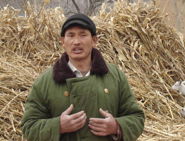 《我是大明星》选秀节目菏泽海选现场来了一位身着绿色军大衣,头戴