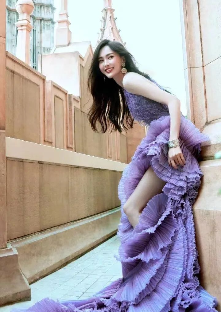 原创被39岁二胎后唐嫣惊艳了米兰时装周变大号水蜜桃穿抹胸裙差点撑爆