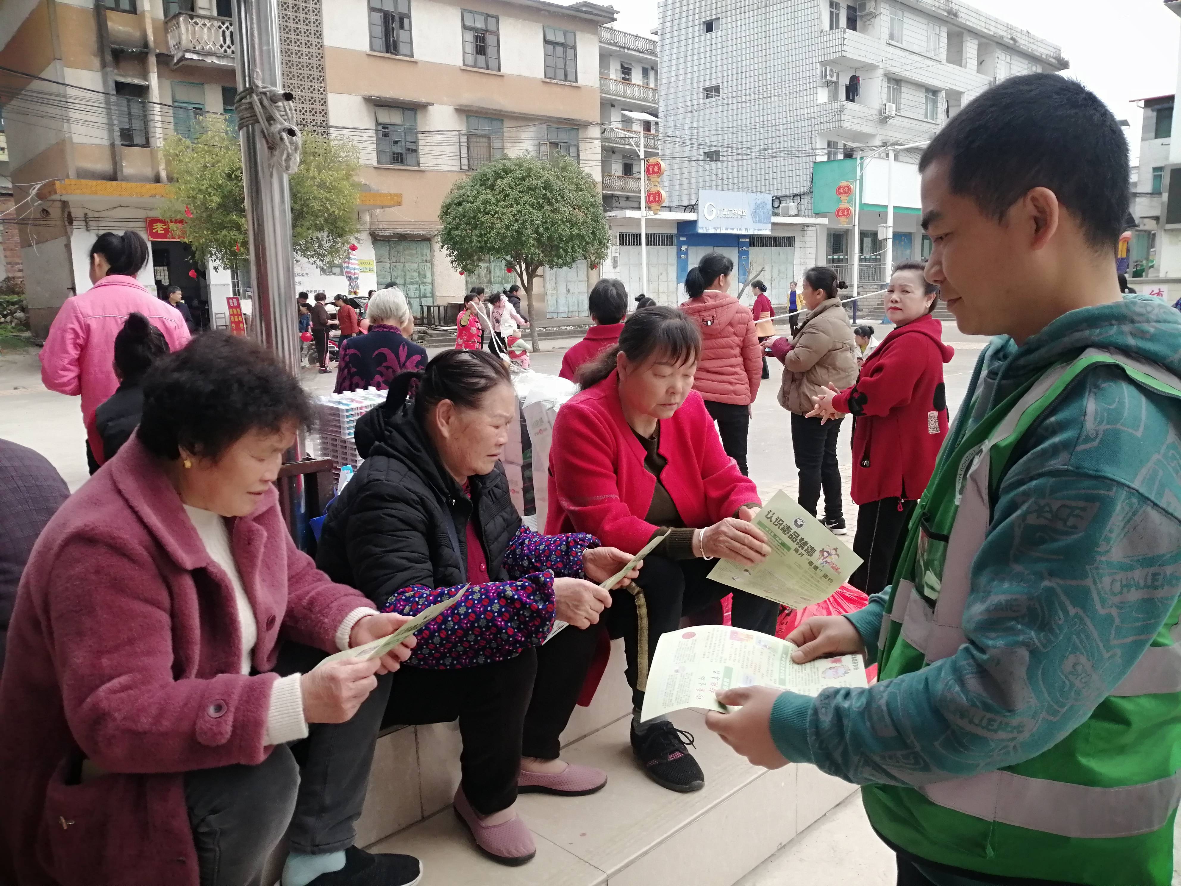 柳城县六塘镇开展心暖三八禁毒随行宣传活动
