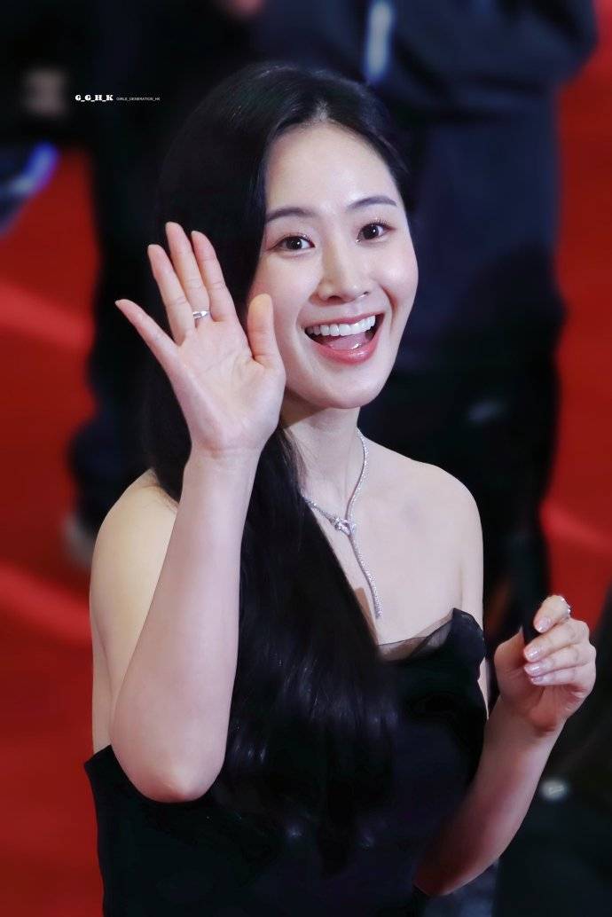 少女时代的权俞利以黑色抹胸长裙的造型出席活动展现了优雅与青春的