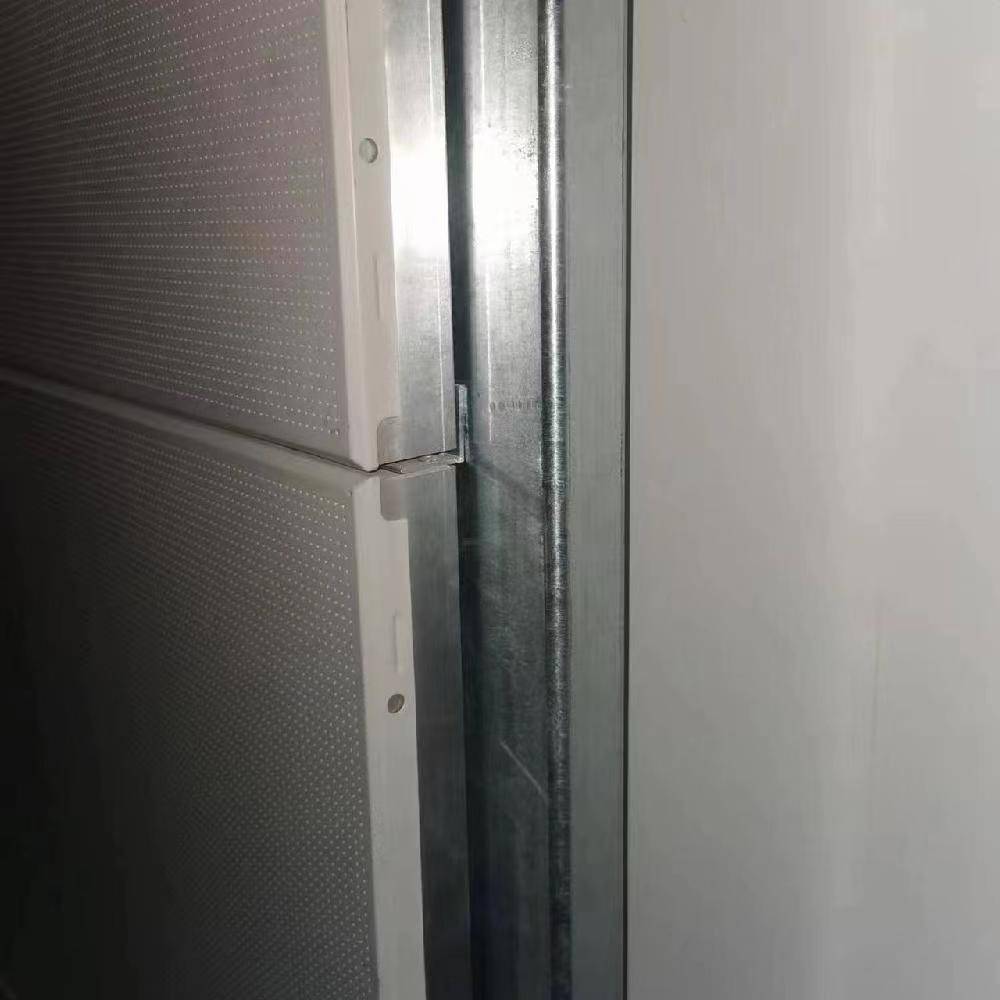 隔声层,轻钢龙骨,压条和抽芯铆钉组成;所述的隔声层四边