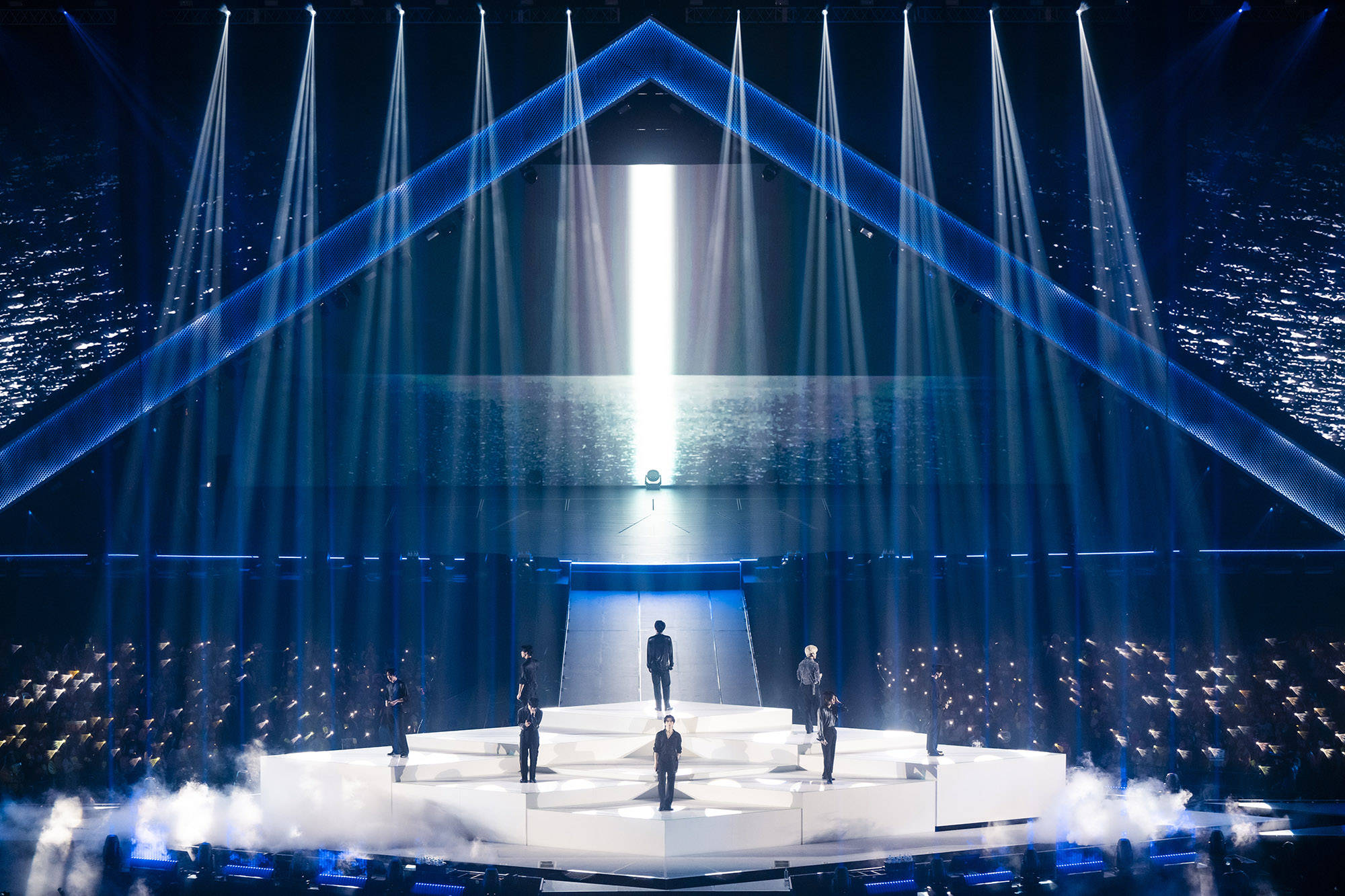 巨蛋演出场内场面壮观,形成了一片珍珠neo香槟色(nct官方应援色)的