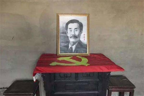 不久之后被当作叛逃者,流放到托姆斯克当勤杂工,流