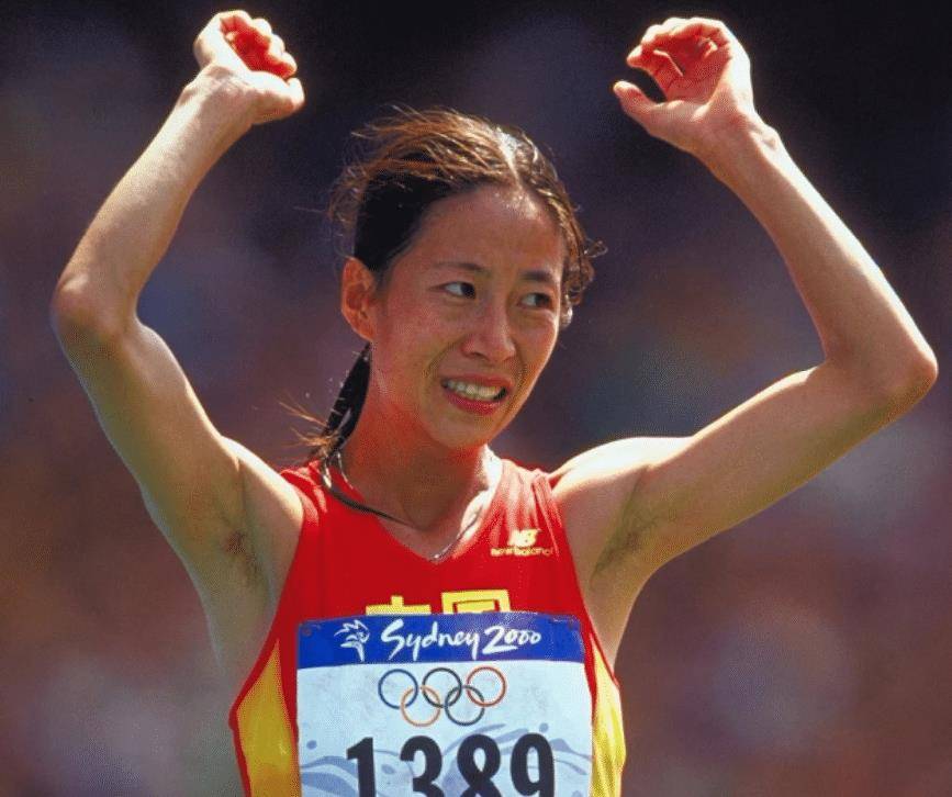 最孤独的奥运冠军:她夺冠后没有国旗,无人庆祝,徒手绕场一周_王丽萍