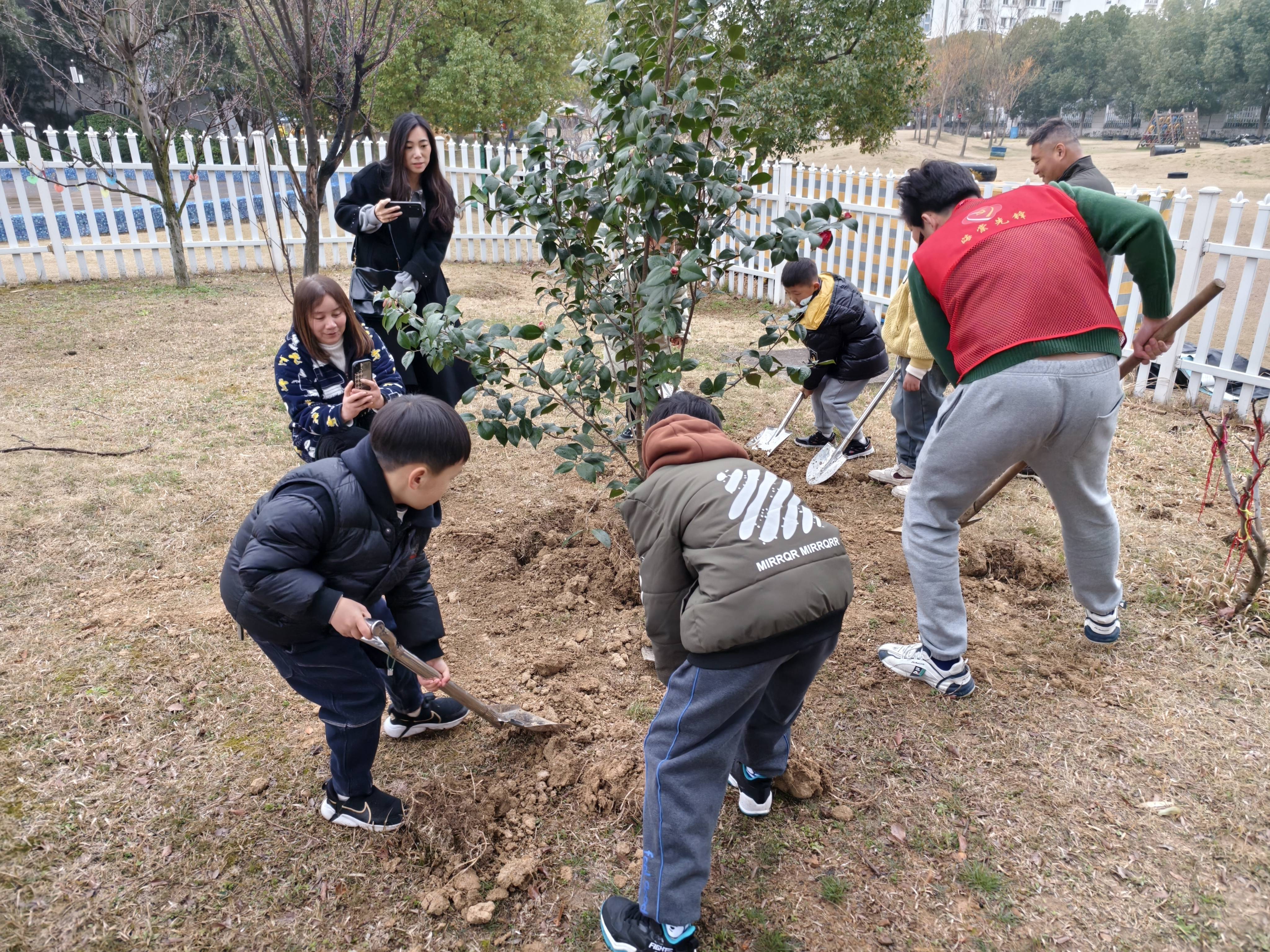 植树去!让特殊青少年"触摸"春天