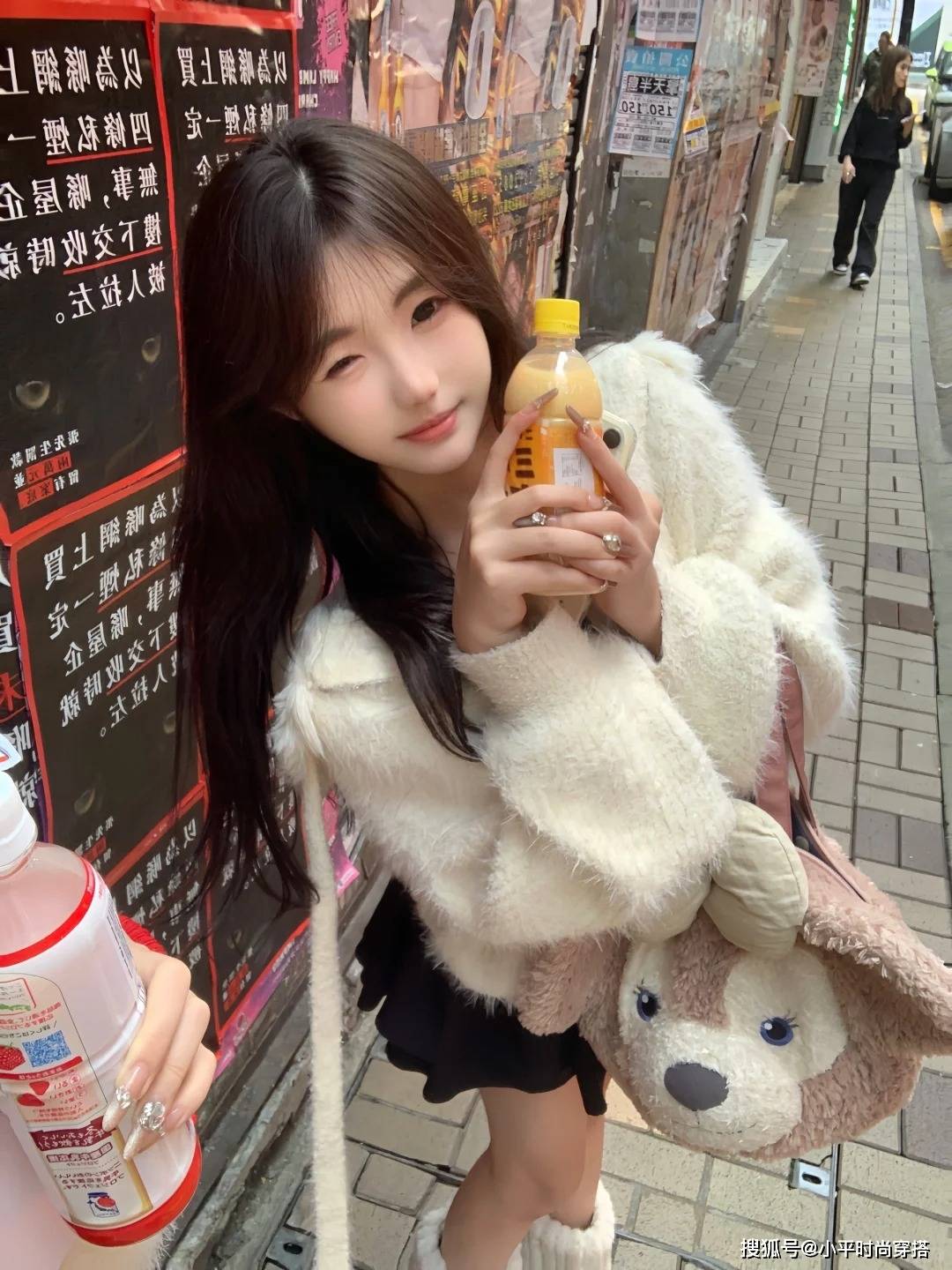 原创19岁尤物少女时尚街拍白色毛绒外套搭配黑色短裙尽显完美身材