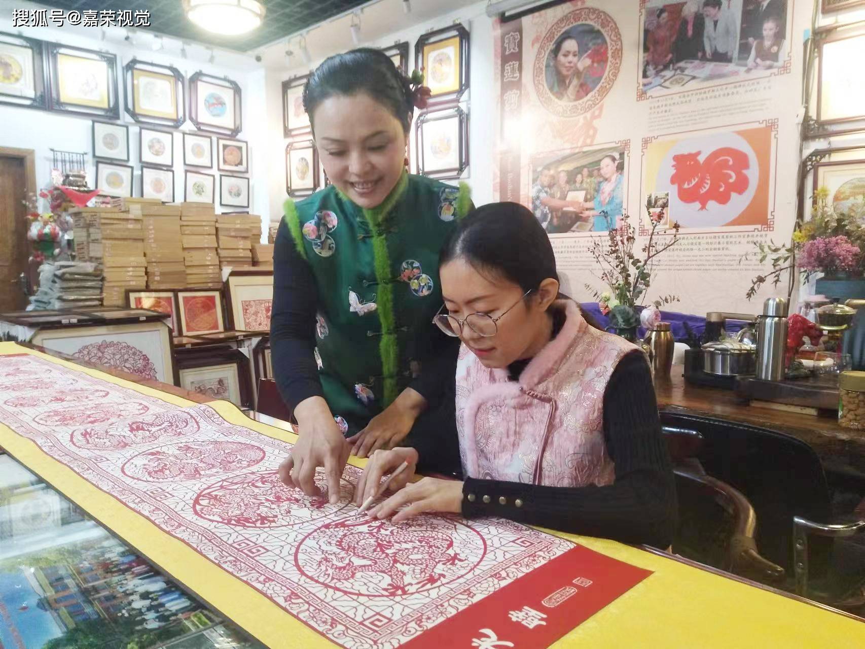 饶宝莲师徒3.8米长卷纯色剪纸《九龙壁》问世