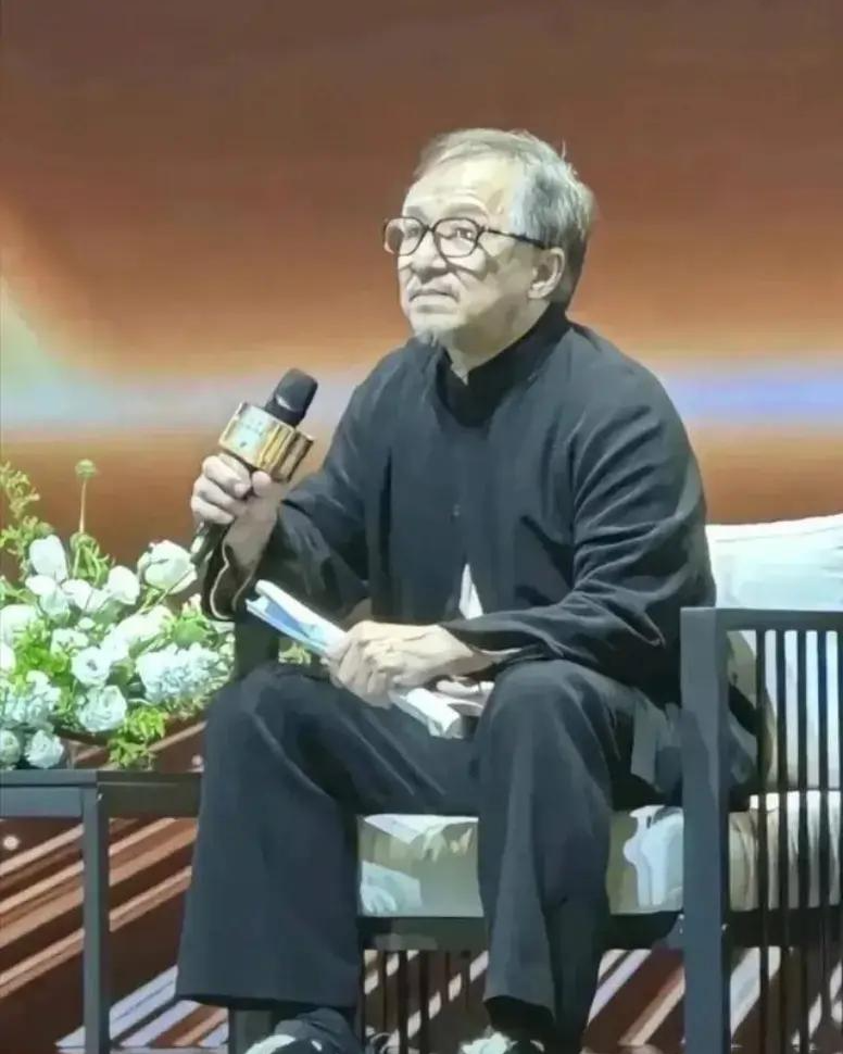 成龙出席活动显苍老,白发银丝引网友怀旧感慨_生活_动作_艺术