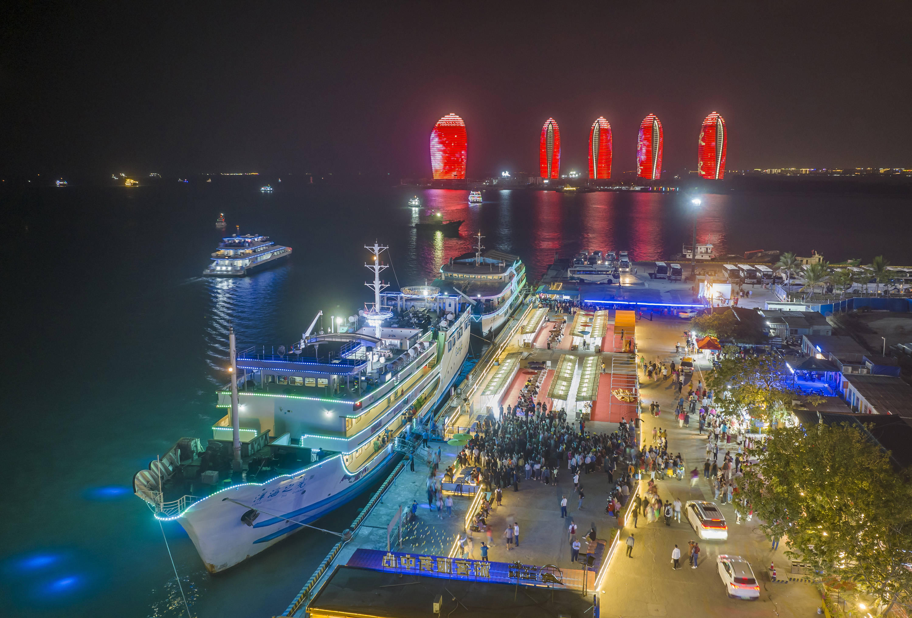 海南三亚港游艇文化中心:乘坐洋海之光号游轮畅游三亚湾