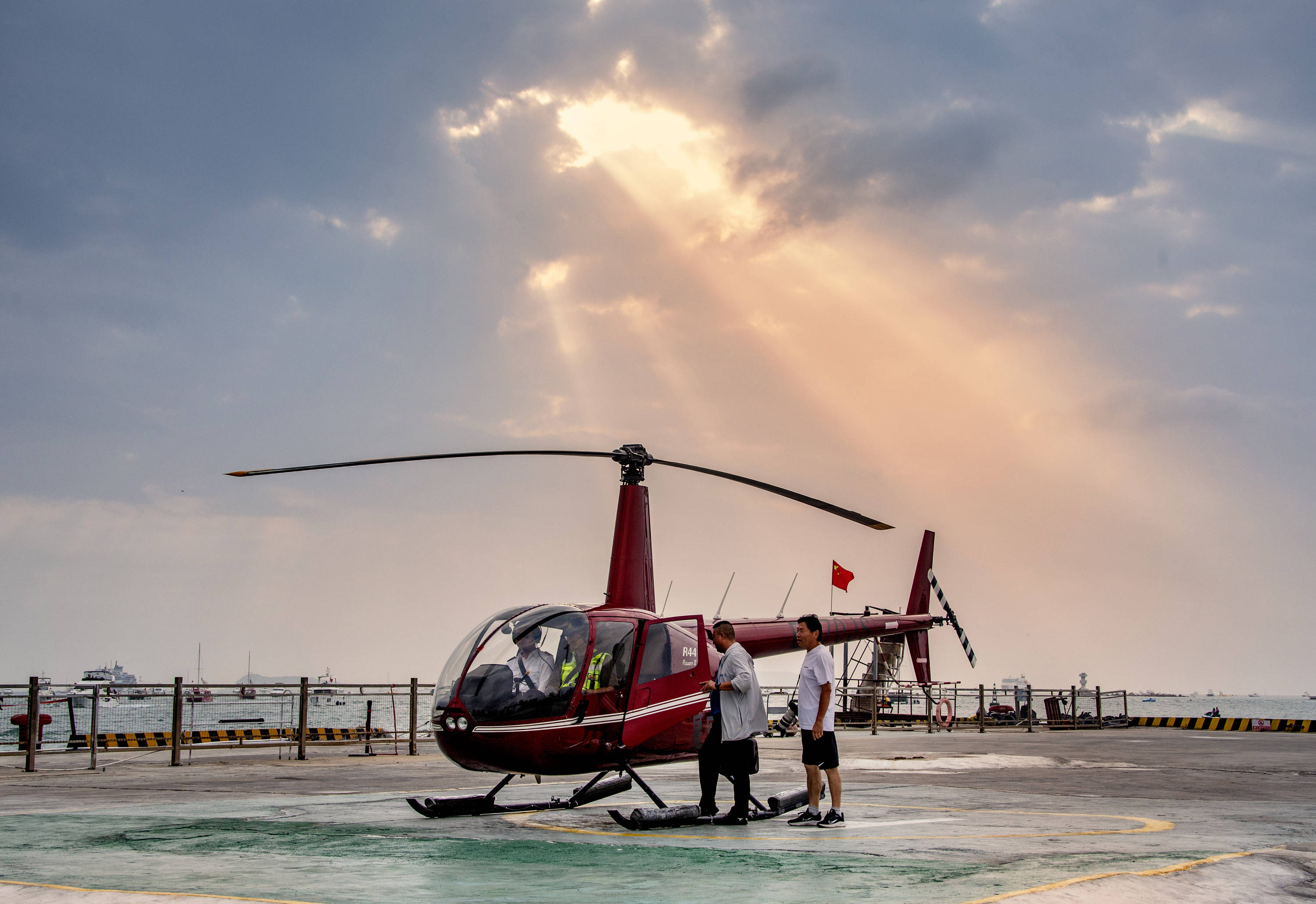 海南三亚港游艇文化中心:乘坐赫雳航空直升机遨游三亚湾