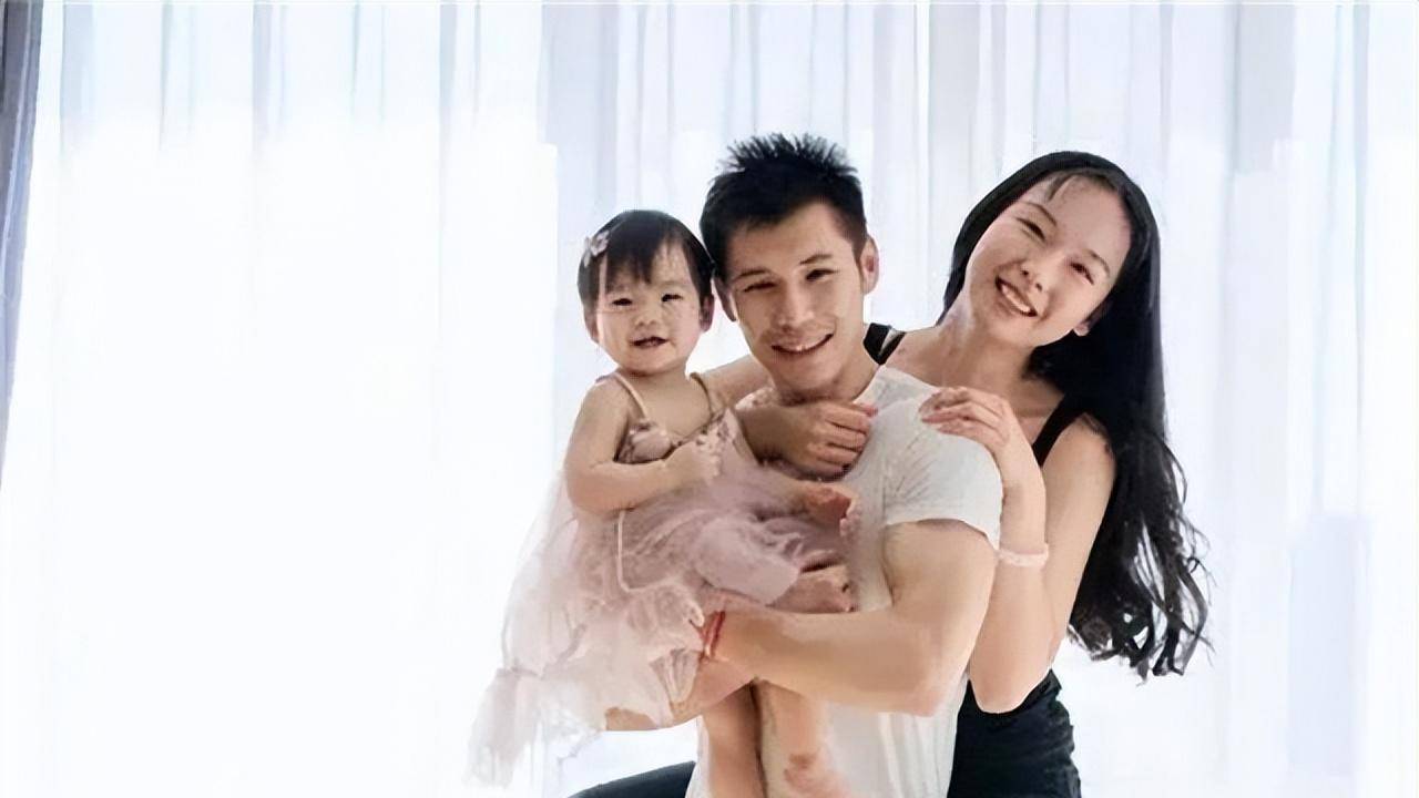 张成龙平日里除了训练队员以外也喜欢带着女儿粽粽进行锻炼,张紫嫣