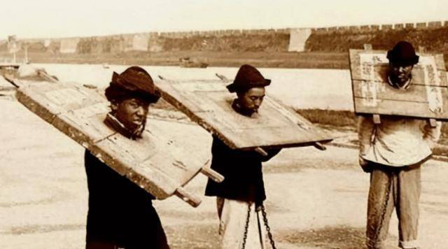 原创晚清刑场照片犯人被斩时大众表情麻木浸猪笼的女人神情冷漠