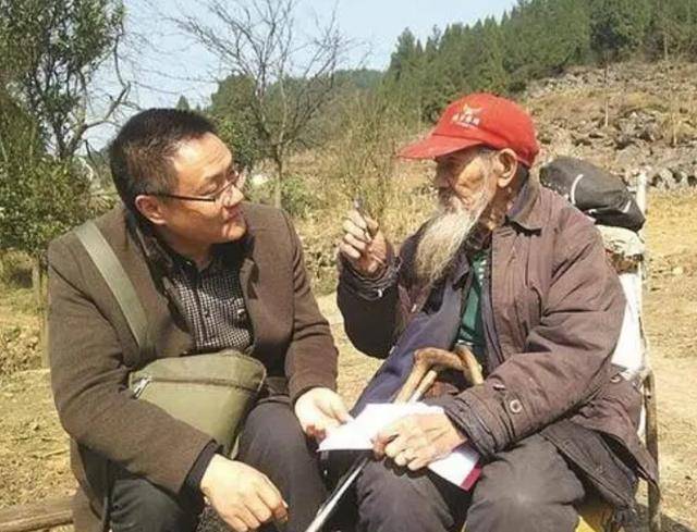 陈大权和邱少云分到一起以后,二人经常一起交谈经验,邱少云有一个习惯