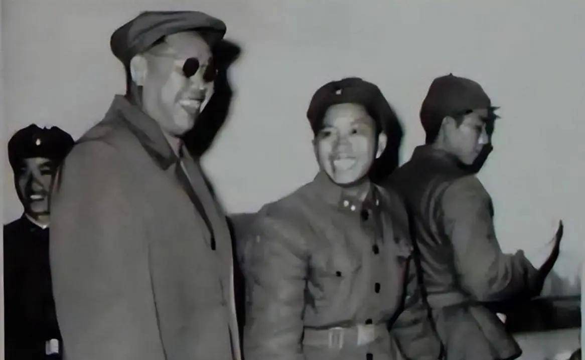 "九一三"之后,李作鹏自然难逃被隔离审查的命运,1973年还被开除了党籍