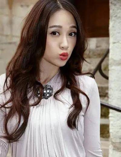 原创陈乔恩新造型惊艳众人羊毛卷发型展现不减当年的风采