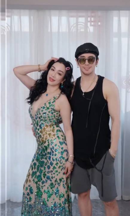 张伦硕为老婆钟丽缇化妆!二人亲密合影笑容灿烂-搜狐大视野-搜狐新闻