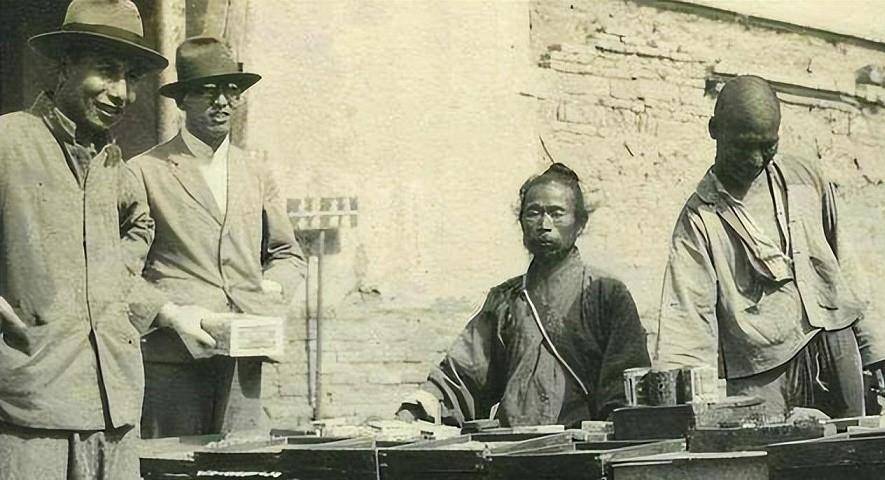 仇庆云来到张棣堂将军府,给张棣堂摸骨后,赞叹其