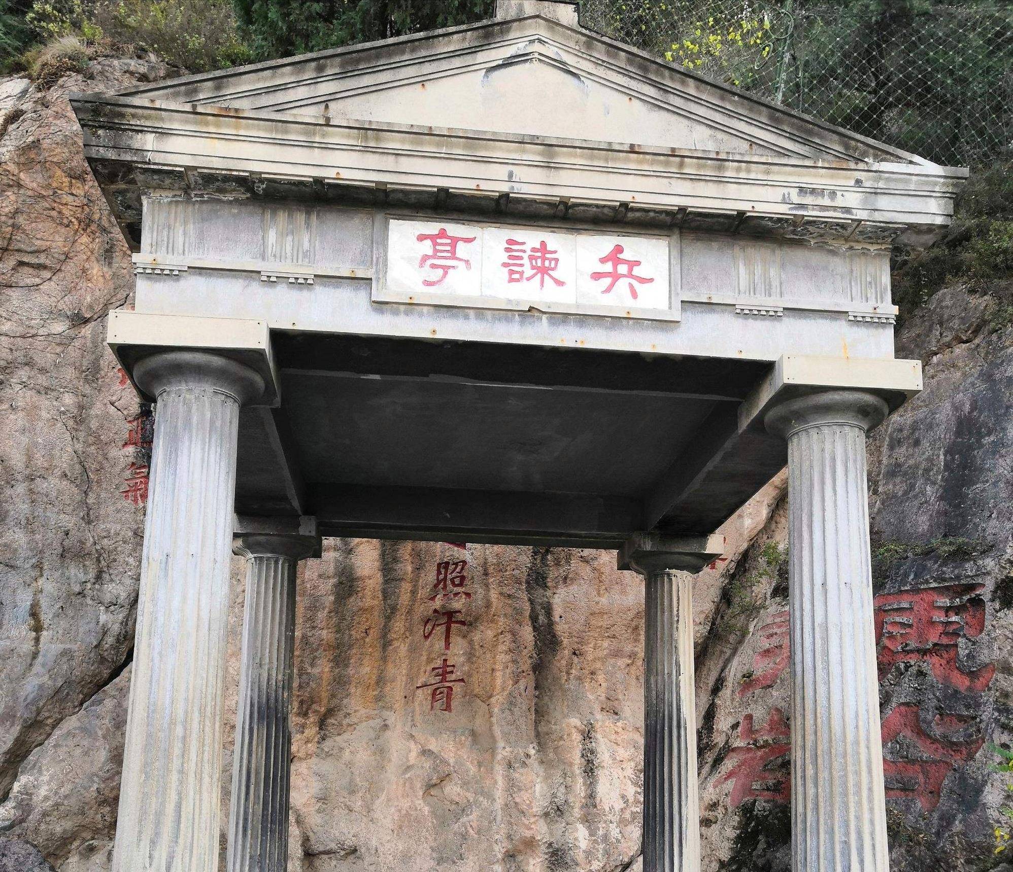 原创1949年杨虎城遗体挖掘的现场双手被反绑脸部被强酸腐蚀