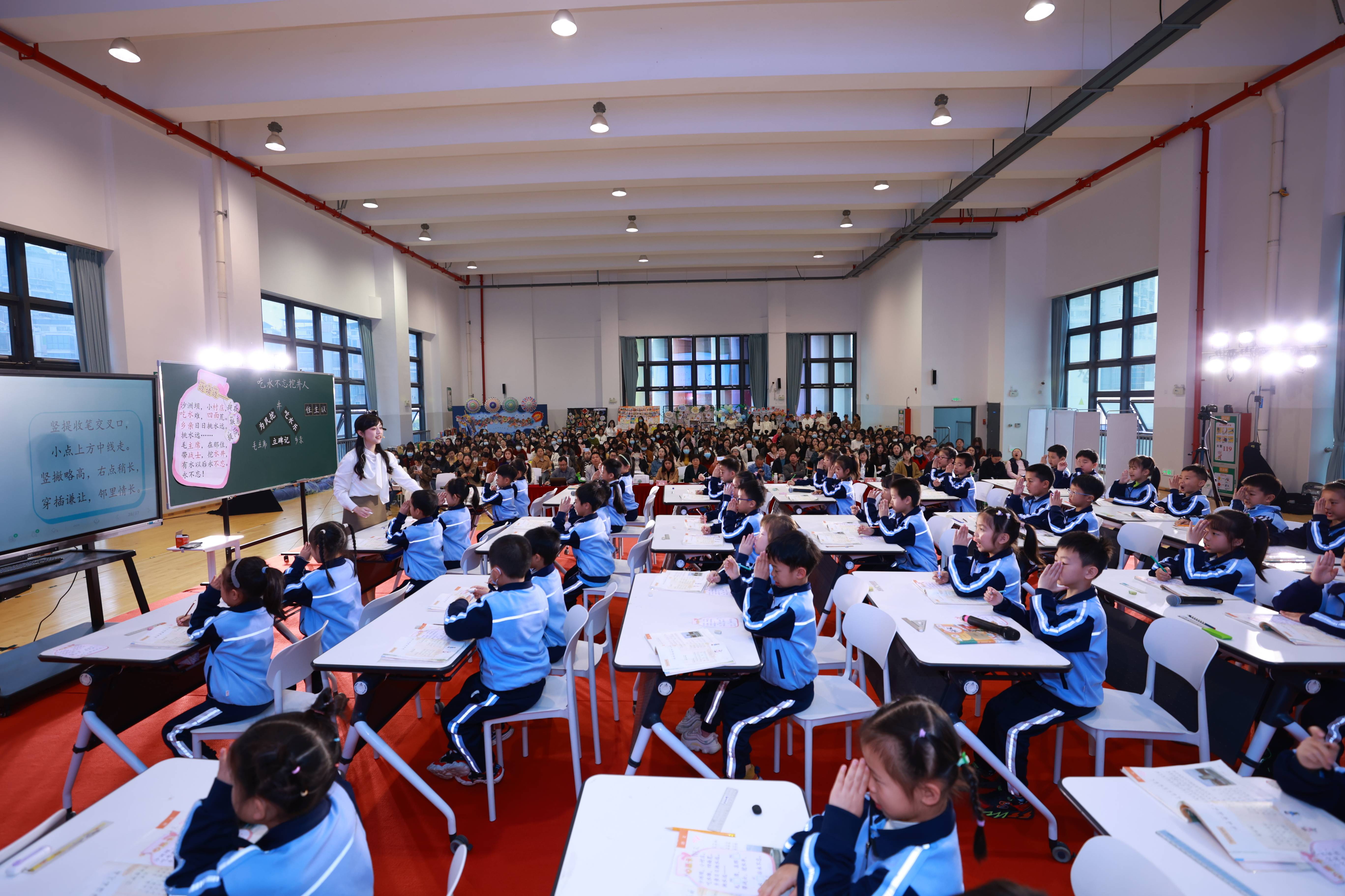 厦门市深田小学肩负教育好下一代的历史使命,努力将"近邻文化"进行