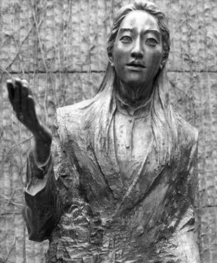 原创美国华裔作家张纯如葬礼曾为30万冤魂奔命父母白发人送黑发人